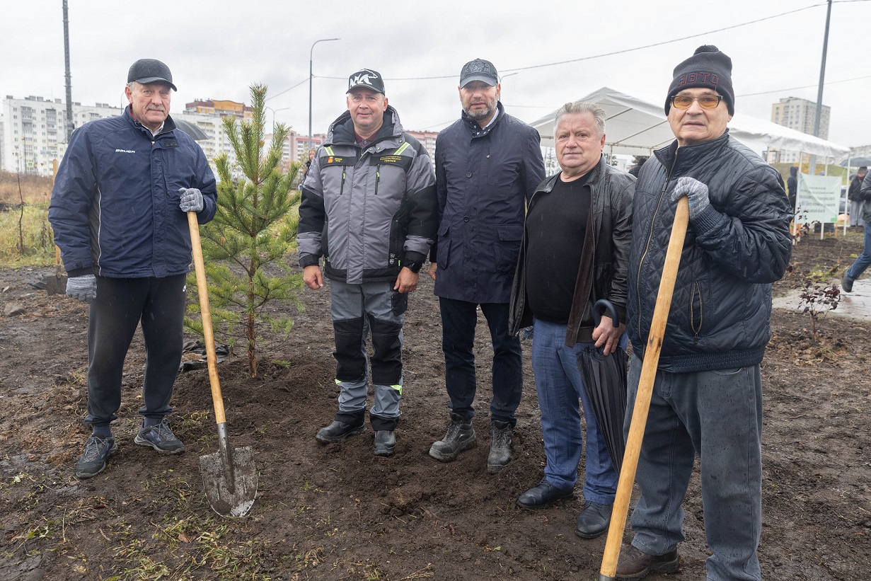 Фото - Сотрудники ЕВРАЗа совместно с Роспотребнадзором высадили деревья в Нижнем Тагиле